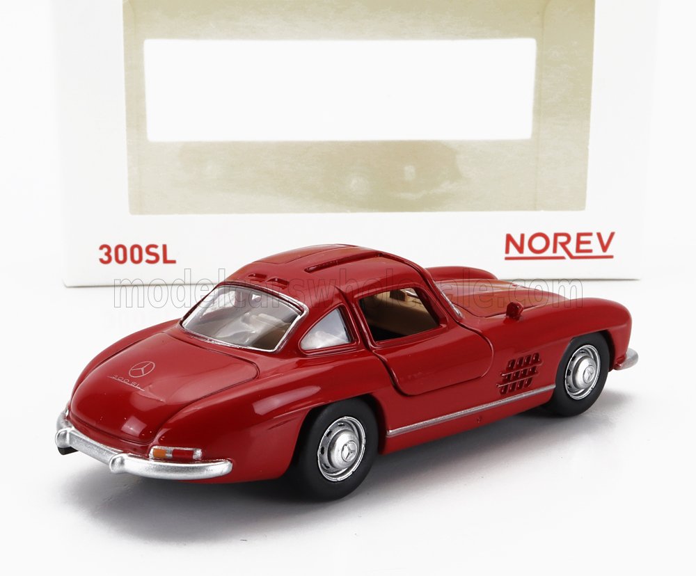Modellino di auto Norev 300SL rosso esposto con confezione di marca, disponibile su Vroomi.