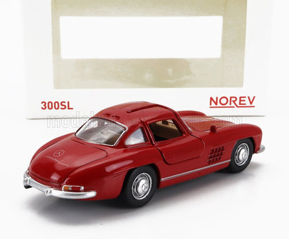 Modellino di auto Norev 300SL rosso esposto con confezione di marca, disponibile su Vroomi.
