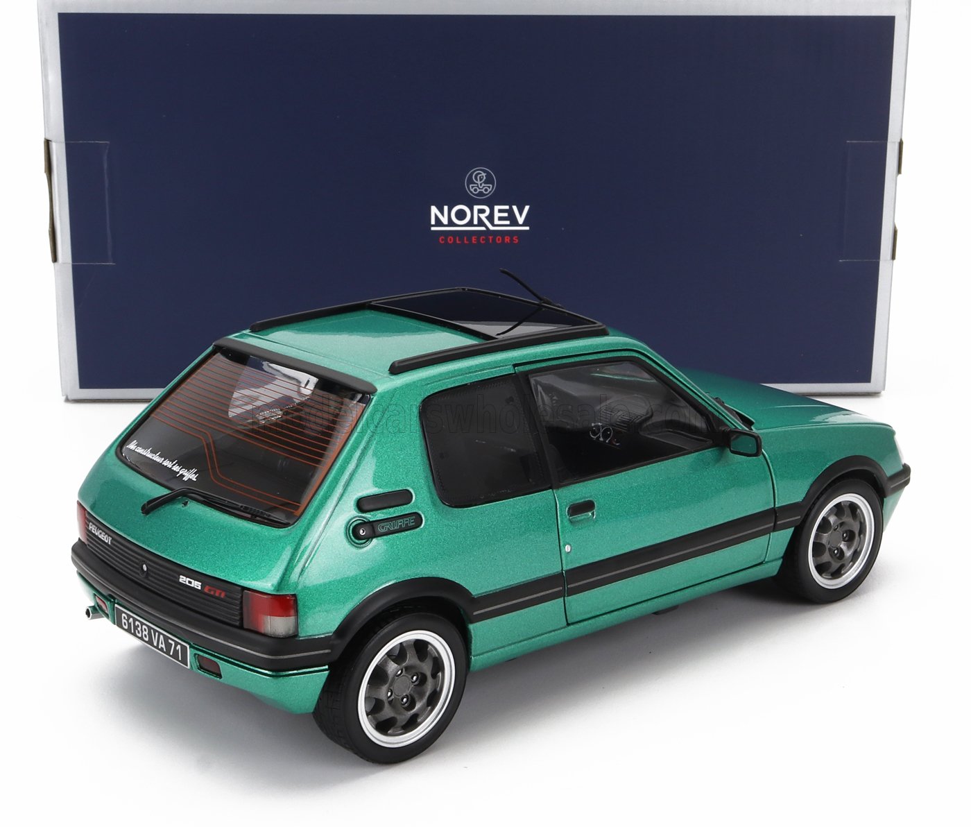 Modellino Peugeot 205 GTI verde di Norev Collectors con sfondo blu, disponibile su Vroomi.