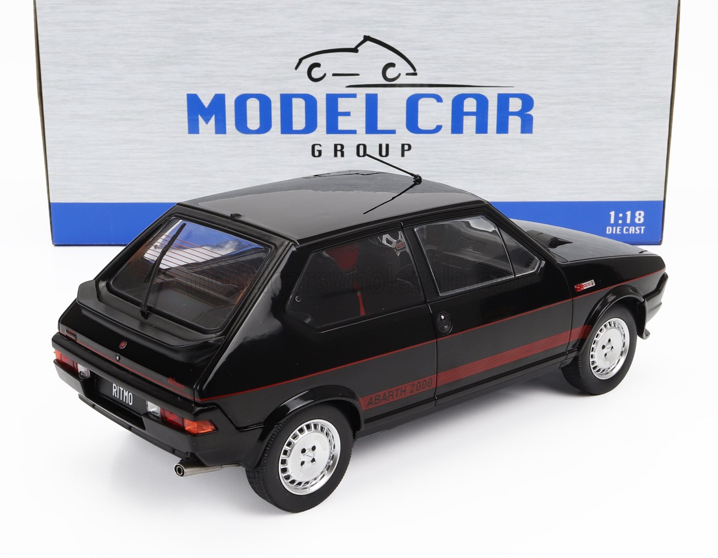 Modellino Abarth 2000 Ritmo in scala 1:18, nero con dettagli rossi, disponibile su Vroomi.