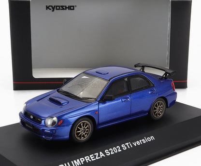 Modellino di auto Subaru Impreza S202 STi blu Kyosho con spoiler posteriore esposto con scatola, disponibile su Vroomi.