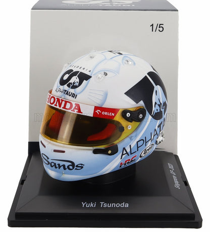 Casco da gara Yuki Tsunoda AlphaTauri Honda con visiera arancione su supporto nero, disponibile su Vroomi.