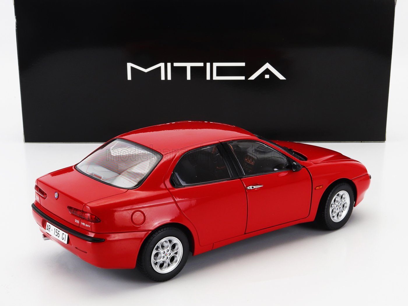 Modellino di Alfa Romeo 156 V6 24V rossa con marchio MITICA, disponibile su Vroomi.