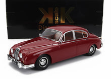 Modellino di auto Jaguar V8 classica rossa con dettagli cromati di KK Scale, disponibile tramite Vroomi.