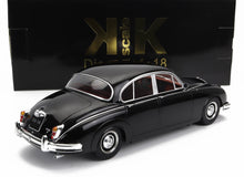 Modellino Jaguar V8 in scala 1:18 nero con dettagli cromati, esposto con scatola, disponibile su Vroomi.