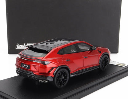 Modellino Lamborghini Urus Performance rosso con tetto nero su espositore, disponibile su Vroomi.