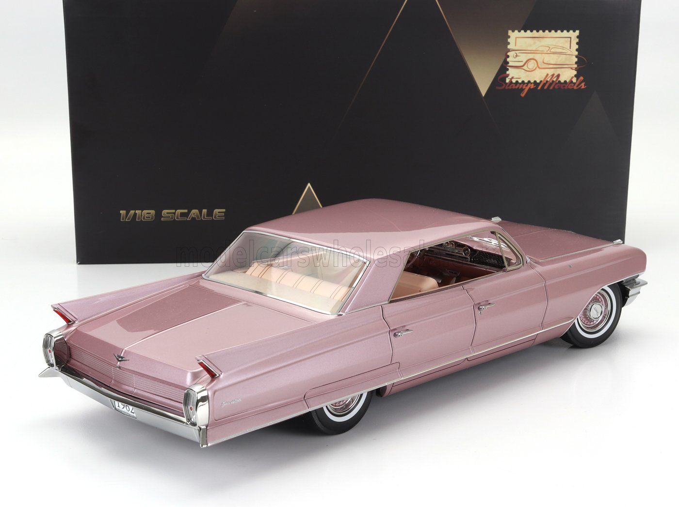 CADILLAC - SEDAN DE VILLE 1962 - ROSA MELANZANA METALLIZZATO - Vroomi
