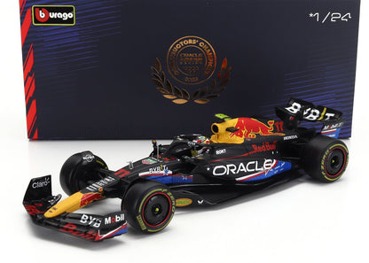 Modellino di auto Red Bull F1 in scala 1/24 con i loghi degli sponsor, esposto con la scatola del campione costruttori, disponibile su Vroomi.