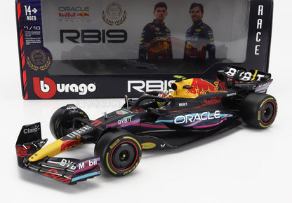 Modellino di auto di Formula 1 Red Bull in scala 1:18 di Bburago con i marchi Oracle e Honda, disponibile su Vroomi.