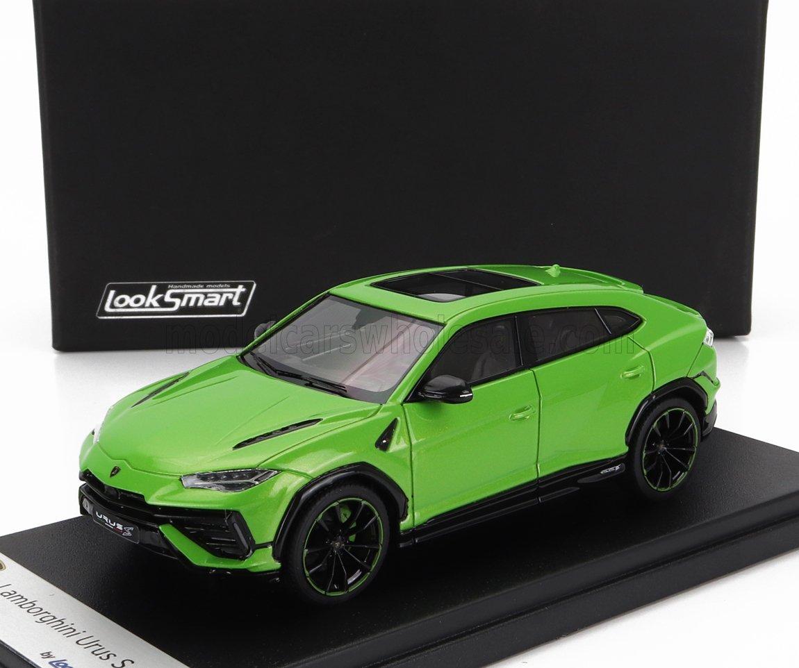 Modellino di Lamborghini Urus S verde su espositore con marchio LookSmart, in vendita su Vroomi.