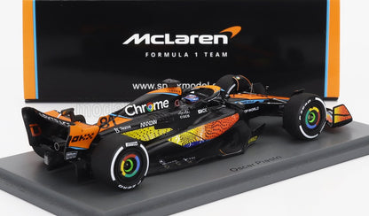 Modellino in miniatura di un'auto da corsa McLaren Formula 1 con livrea colorata su piattaforma espositiva, disponibile tramite Vroomi.