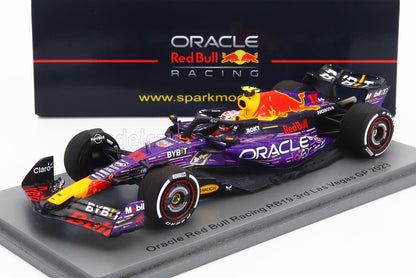 Modellino dell'auto Oracle Red Bull RB19 in viola e rosso con adesivi dettagliati, esposto su una base, in vendita su Vroomi.