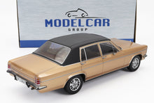 Modellino in scala dell'Opel Diplomat classica color oro con tetto nero, esposto davanti alla scatola ModelCar Group, disponibile da Vroomi.