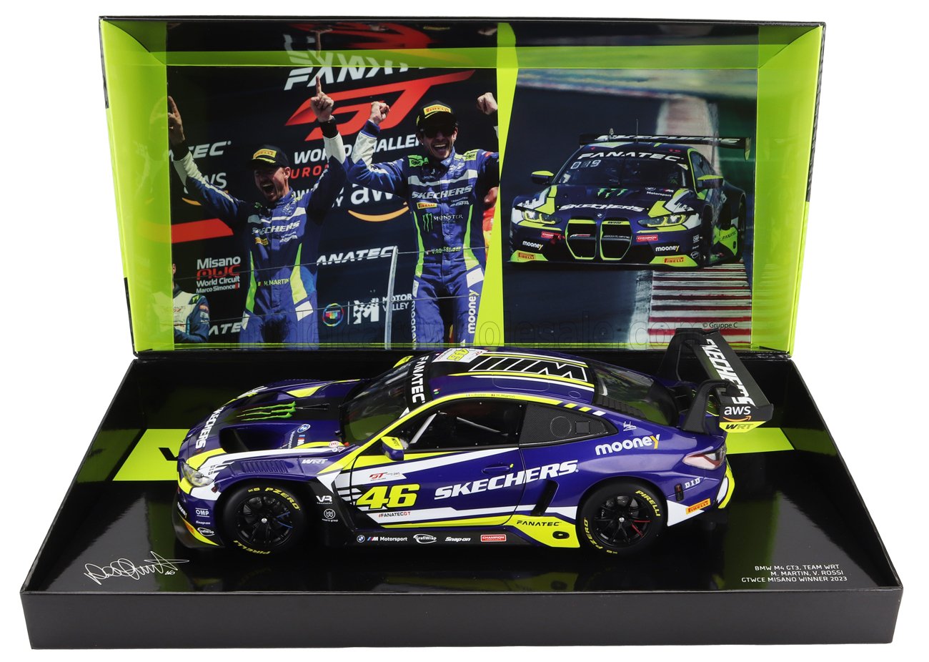 Modellino in scala 1:18 della BMW M4 GT3 Team WRT blu e gialla con il marchio Skechers, con foto dei vincitori, disponibile su Vroomi.