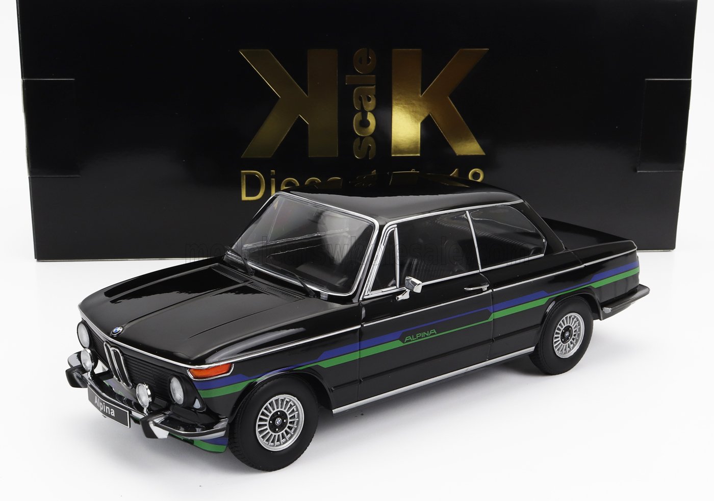 Modellino BMW Alpina nero in scala 1:18 con strisce verdi e blu, esposto con scatola KK Scale, disponibile su Vroomi.
