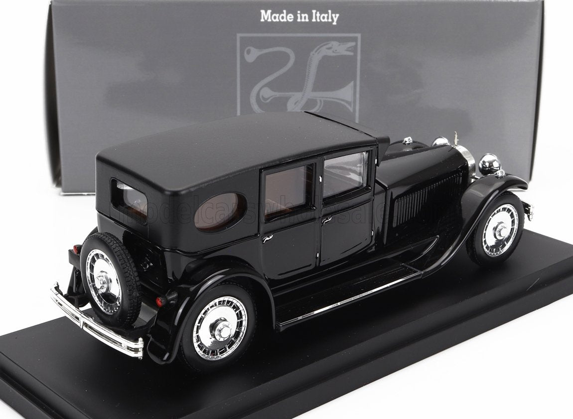 Modellino d'auto vintage nero con dettagli cromati su espositore, fatto in Italia, disponibile su Vroomi.