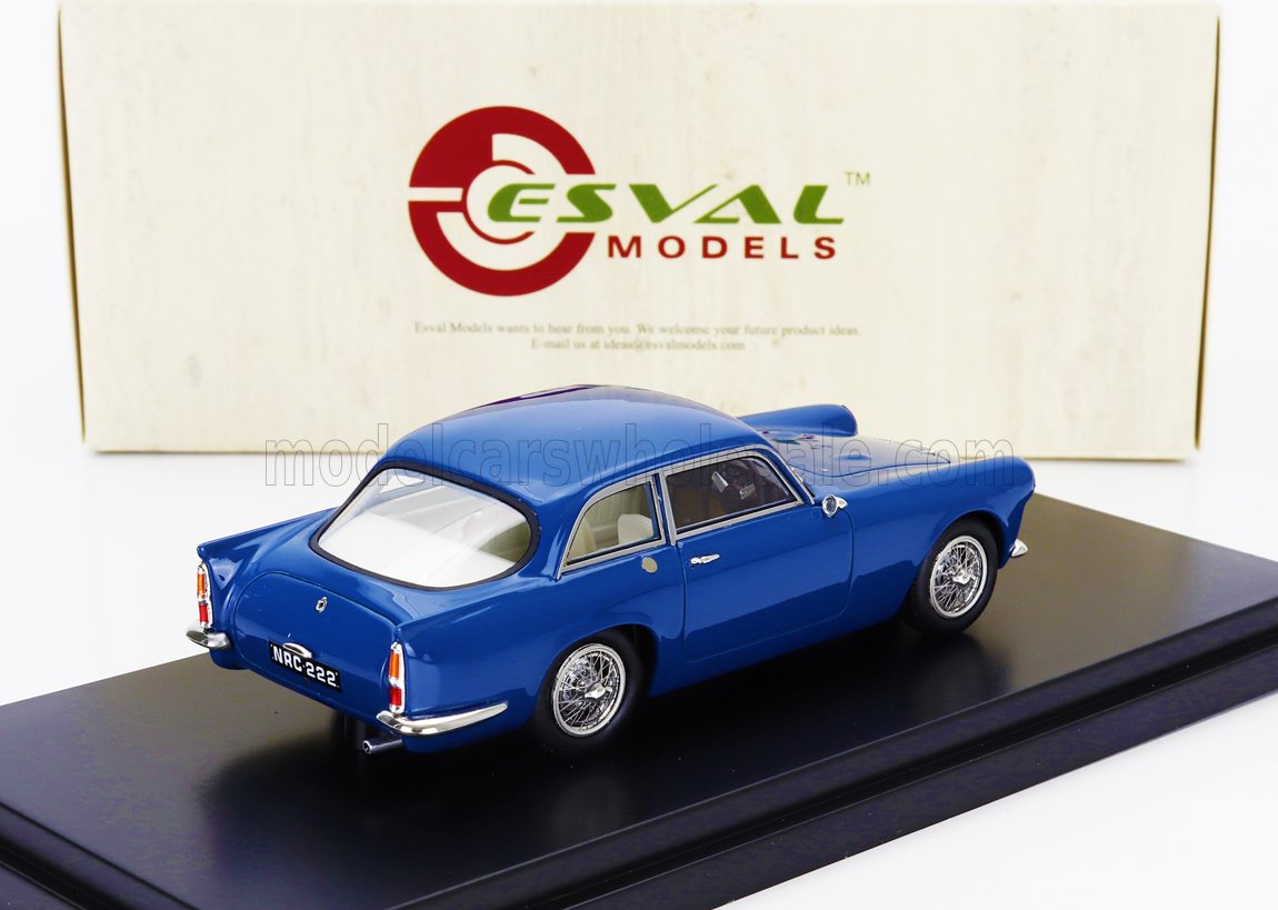 Modellino d'auto vintage blu su espositore con ESVAl Models sullo sfondo, offerto tramite Vroomi.