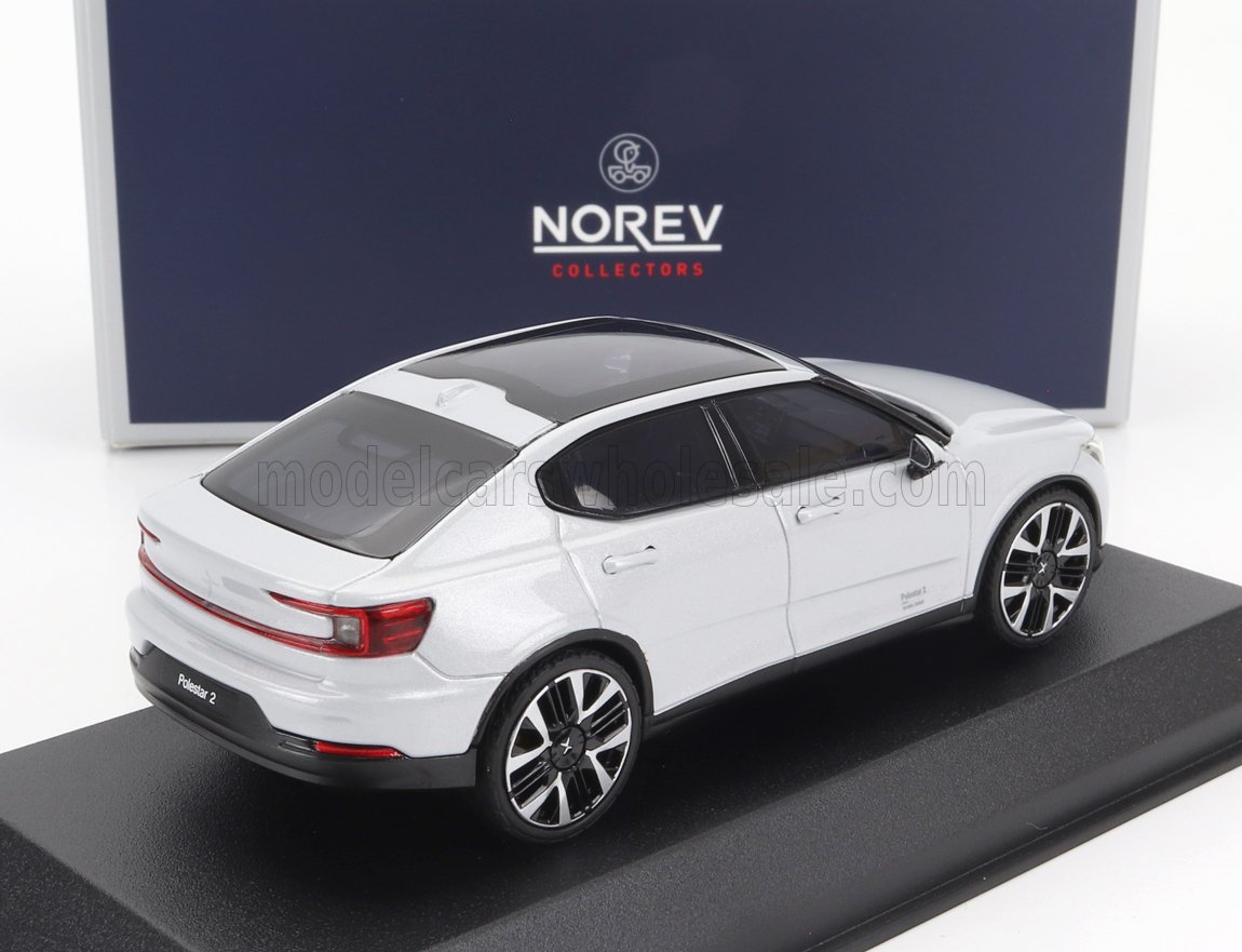 Modellino in scala ridotta di Polestar 2 bianco su supporto nero con confezione da collezione Norev, disponibile anche su Vroomi.
