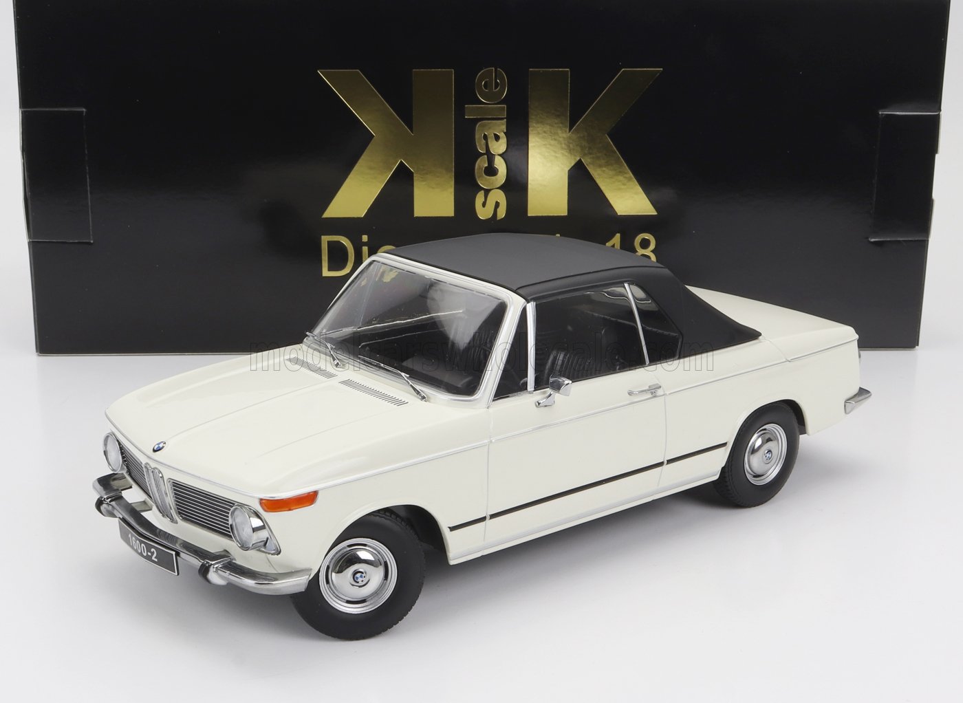 Modellino di auto BMW 1600-2 classica in scala 1:18, colore bianco con capote nera, disponibile tramite Vroomi.