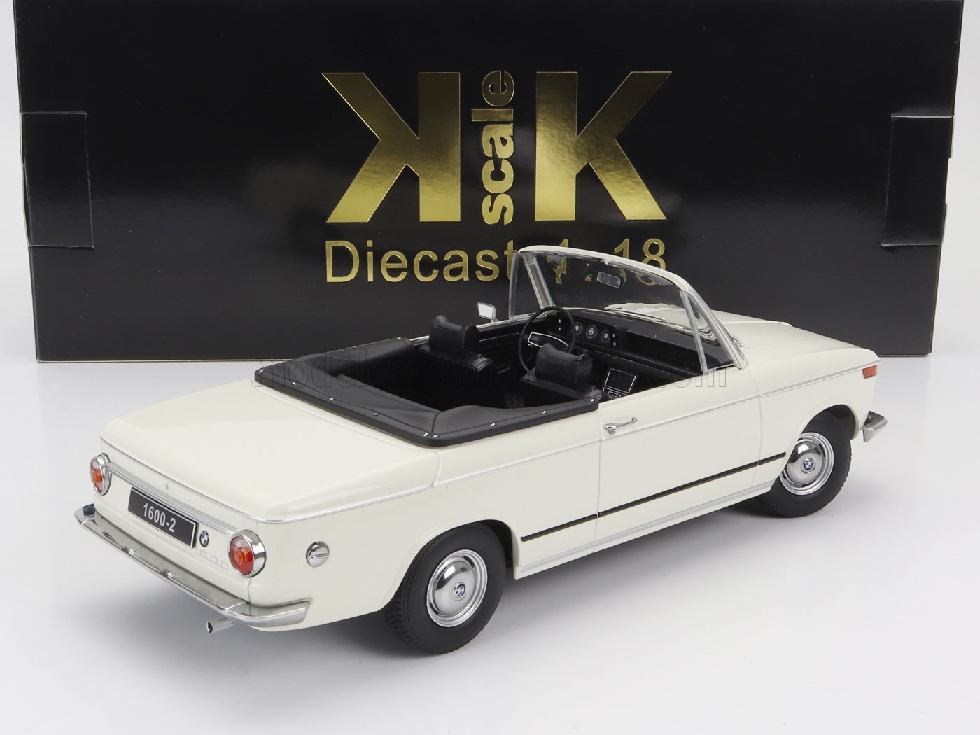 Modellino in scala 1:18 di BMW 1600-2 cabriolet bianca, disponibile sulla piattaforma Vroomi.