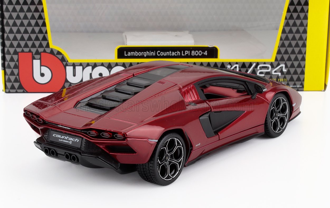 Modellino Lamborghini Countach LPI 800-4 rosso con ruote super dettagliate, presentato con scatola firmata.