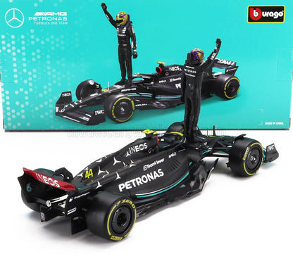 Modellino dell'auto Mercedes AMG Petronas F1 con la figurina di Hamilton sopra, replica super dettagliata, disponibile su Vroomi.