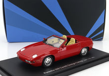 Modellino di Porsche 928 Cabrio rossa Carelli Design con interni color crema su espositore, disponibile su Vroomi.