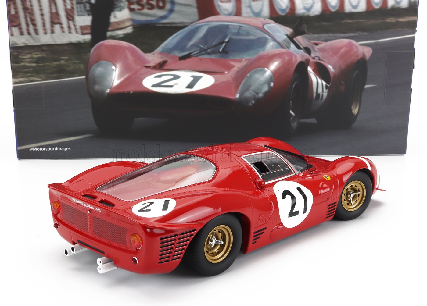 Modellino di Ferrari 330 P4 rossa con numero di gara 21, mostrato con una foto storica di gara, disponibile su Vroomi.