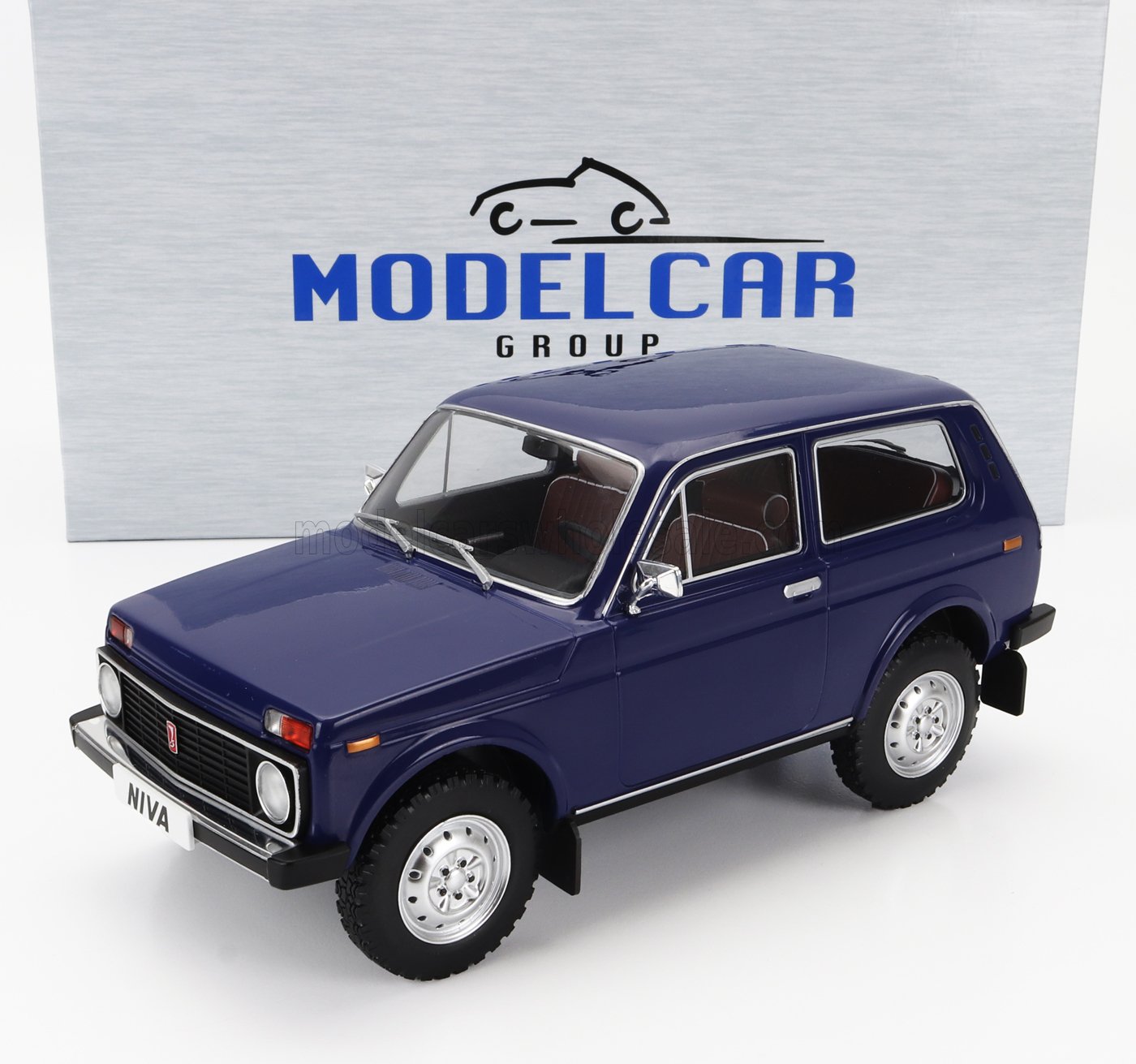 Modellino in scala blu pressofuso del SUV Niva con dettagli super curati, esposto davanti alla confezione Model Car Group, disponibile da Vroomi.