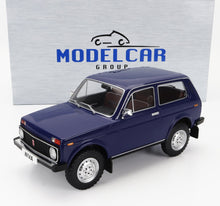 Modellino in scala blu pressofuso del SUV Niva con dettagli super curati, esposto davanti alla confezione Model Car Group, disponibile da Vroomi.