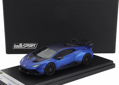 Modellino di Lamborghini Huracán STO blu su espositore, disponibile tramite Vroomi