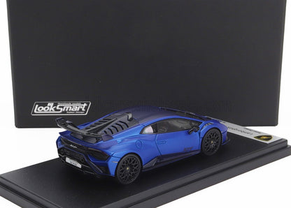 Modellino in scala della Lamborghini Huracan STO blu su espositore, fatto a mano con design italiano Looksmart, disponibile su Vroomi.