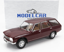 Modellino in scala di una station wagon Peugeot 504 vintage color marrone rossiccio con interni dettagliati, esposto nella confezione Model Car Group, disponibile su Vroomi.