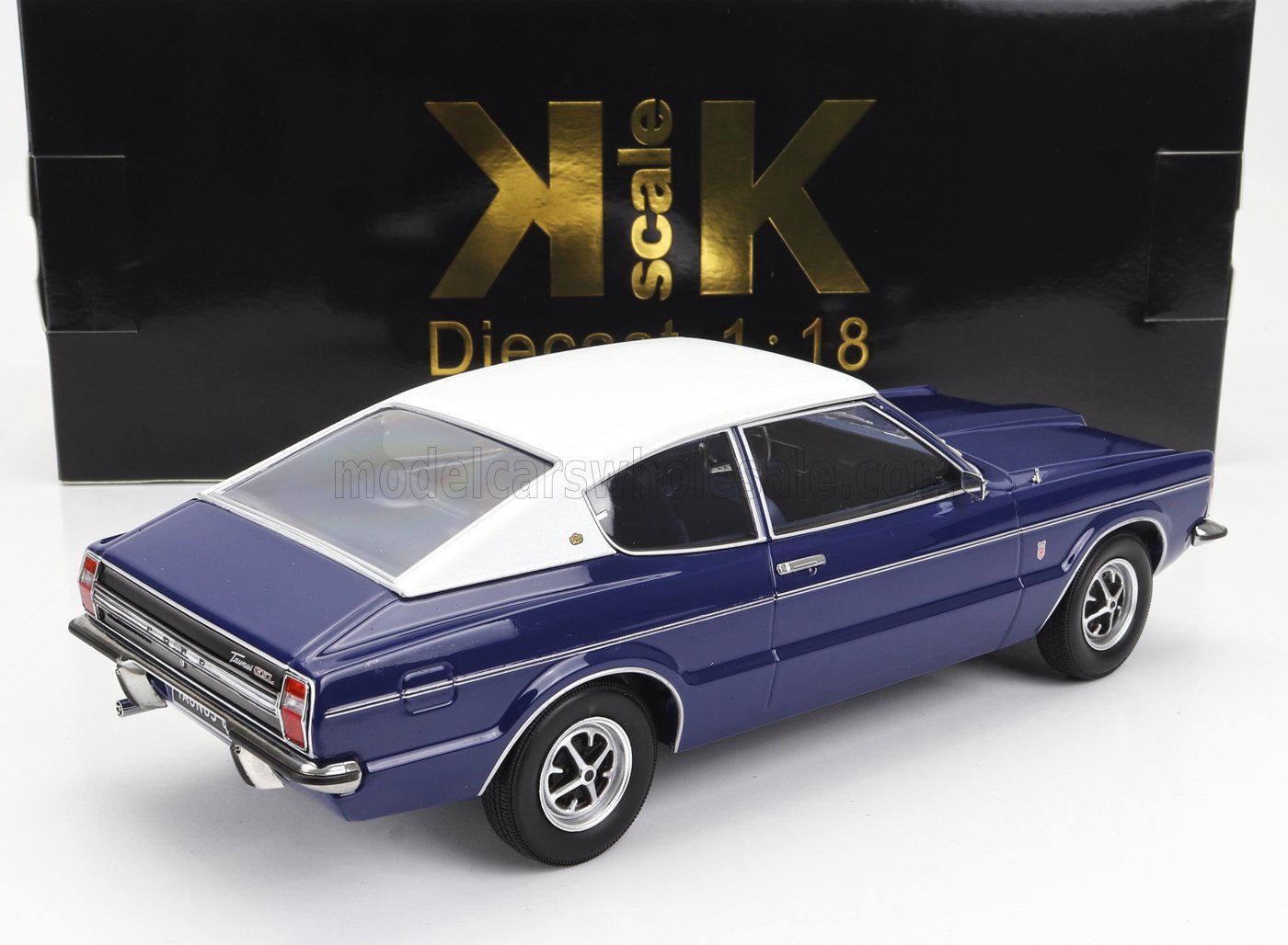 Modellino di auto Ford Torino GT blu e bianco in scala 1:18 con scatola K-K Scale, disponibile su Vroomi.