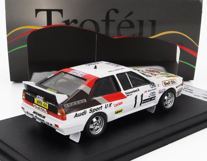 Modellino di auto da corsa Audi Sport UK in scala 1:43 con adesivi degli sponsor, esposto su un piedistallo, in vendita su Vroomi.