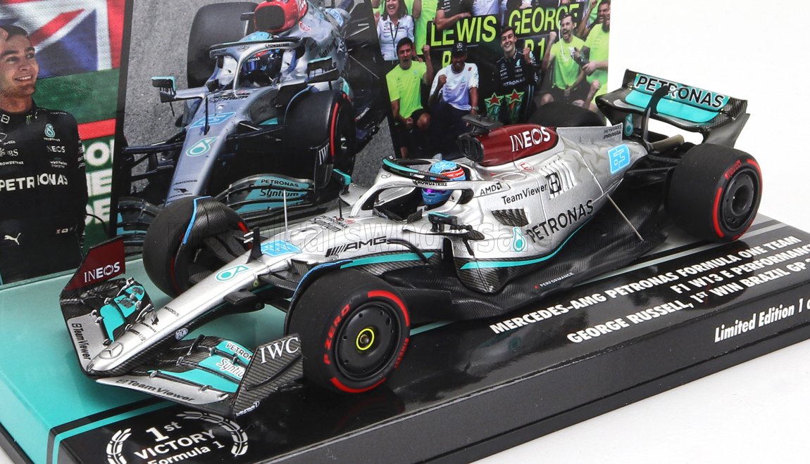 Modellino dell'auto Mercedes-AMG Petronas F1 per festeggiare la prima vittoria di George Russell, disponibile su Vroomi.