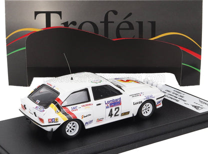 Modello di auto da rally Opel bianca 42 con adesivi Lombard RAC Rally, su espositore, disponibile su Vroomi.