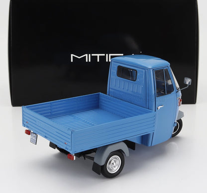 Modello di mini camioncino Piaggio con pianale blu davanti alla scatola nera MITICA, disponibile su Vroomi