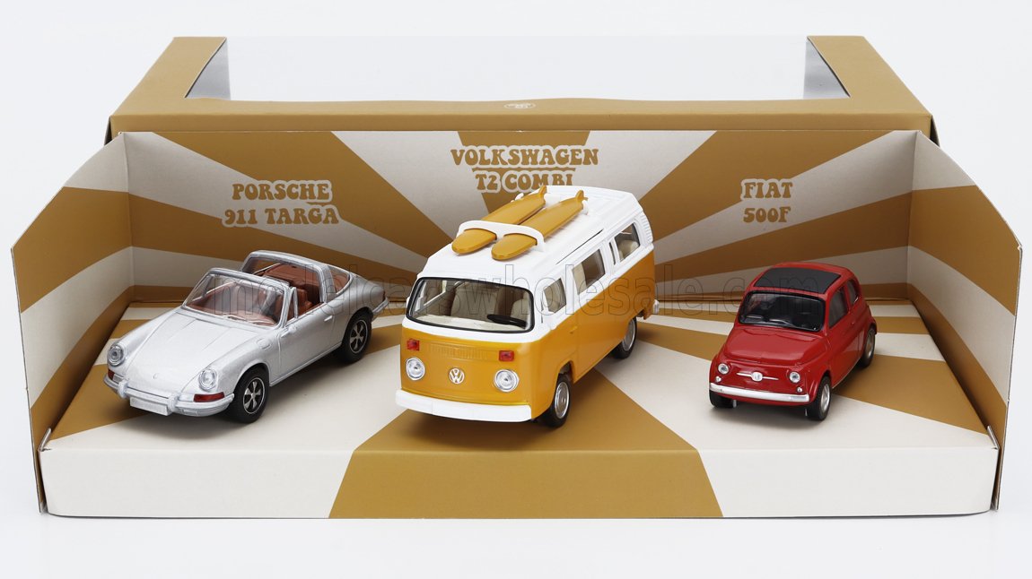 Set di tre modellini d'auto vintage che include una Porsche 911 Targa argentata, una Volkswagen T3 Combi gialla con tavole da surf e una Fiat 500F rossa, in vendita su Vroomi.