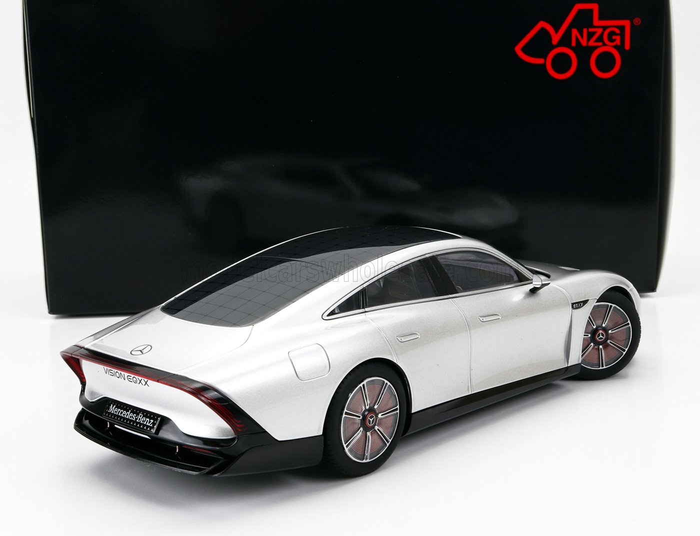 Modellino Mercedes-Benz Vision EQXX color argento con dettagli neri e rossi, esposto con scatola nera NZG, in vendita su Vroomi.