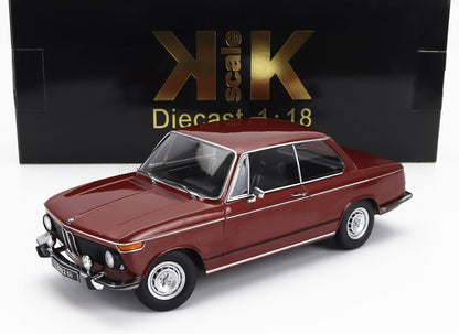 Modello diecast in scala 1:18 di una BMW 2002 tii marrone con interni neri, mostrato davanti alla confezione KK Scale, disponibile su Vroomi.