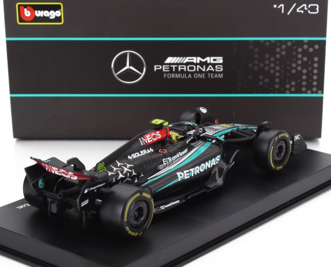 Modello in scala 1/43 Burago dell'auto Mercedes AMG Petronas Formula Uno con marchio dettagliato, disponibile su Vroomi.