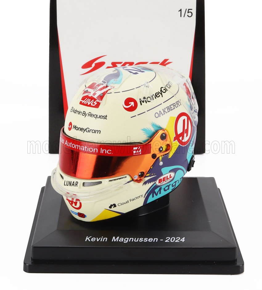 Casco da corsa Kevin Magnussen 2024 con i loghi Haas e MoneyGram, disponibile su Vroomi