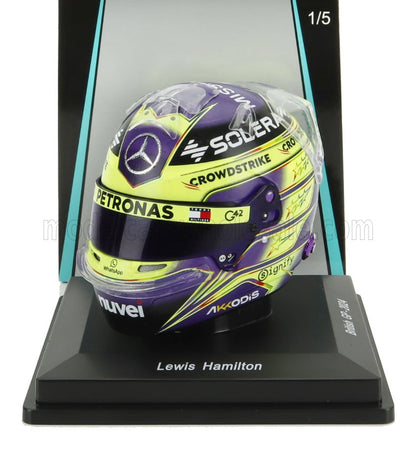 Casco da corsa F1 di Lewis Hamilton con i loghi Petronas e CrowdStrike in una teca, in vendita su Vroomi.