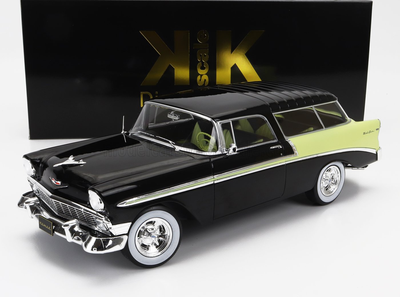 Modellino di auto Chevrolet Bel Air del 1956 nero e giallo con dettagli cromati, disponibile su Vroomi.