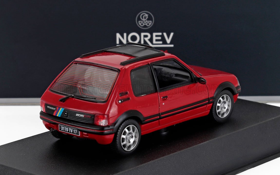 Modellino di Peugeot 205 GTI rossa su espositore con marchio Norev, ora disponibile su Vroomi.