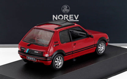 Modellino di Peugeot 205 GTI rossa su espositore con marchio Norev, ora disponibile su Vroomi.