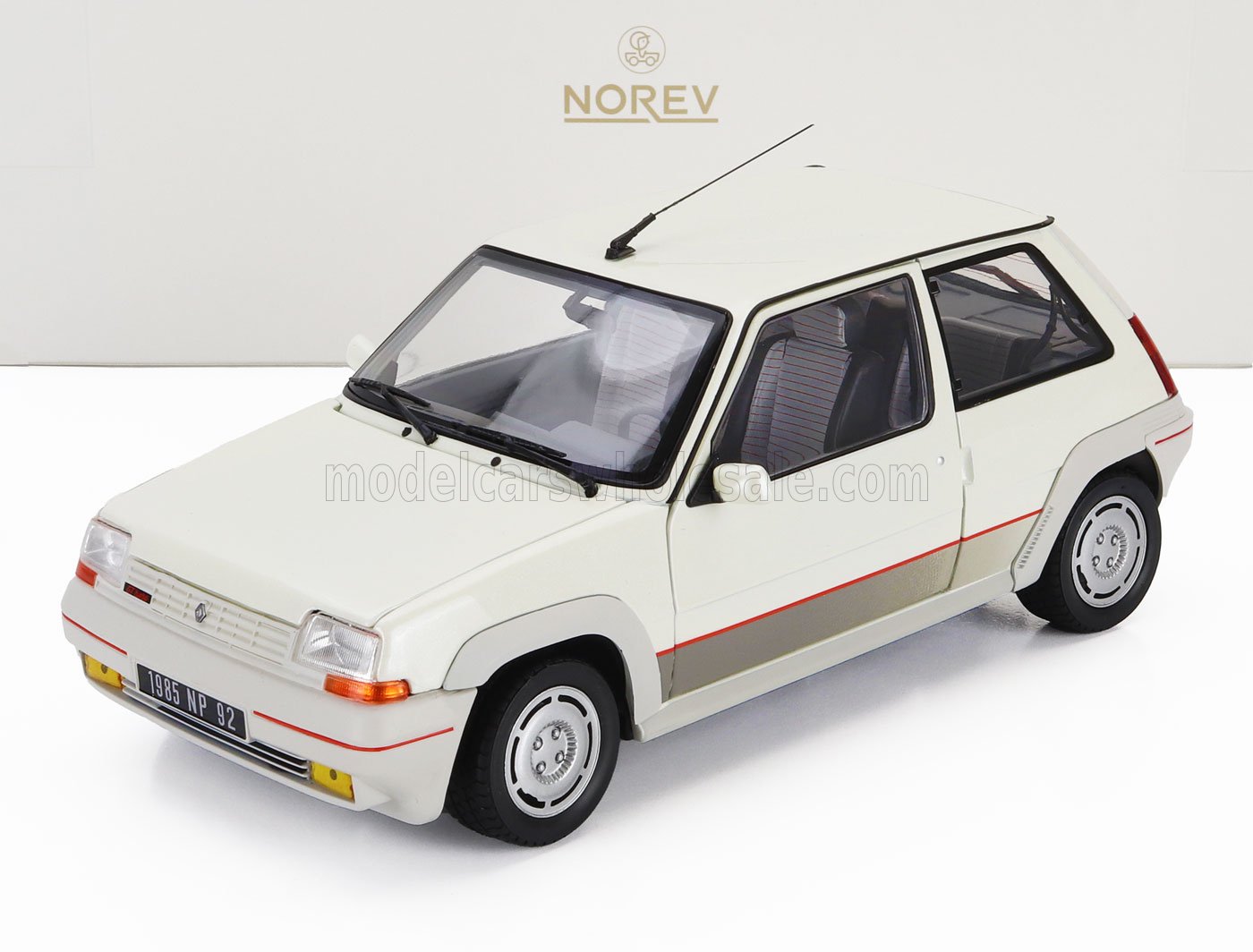 Modellino di Renault 5 Turbo del 1985, bianco con dettagli rossi e interni neri, presentato su Vroomi.