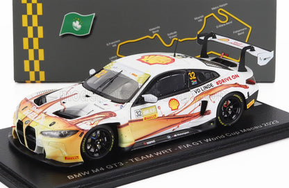 Modellino in scala della BMW M4 GT3 Team WRT con livrea Shell e adesivi da gara, esposto con la mappa del circuito di Macao 2023, disponibile su Vroomi.