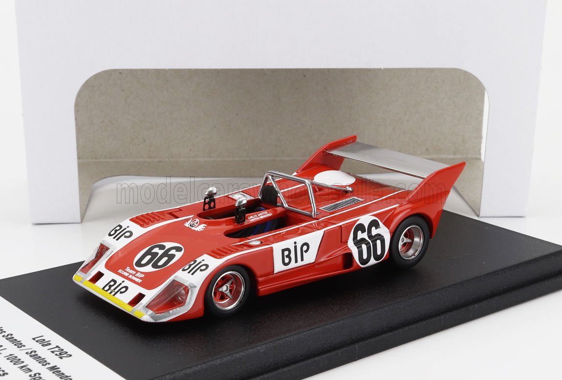 Modello di auto da corsa Lola T292 rossa e bianca numero 66 su base nera, disponibile su Vroomi.